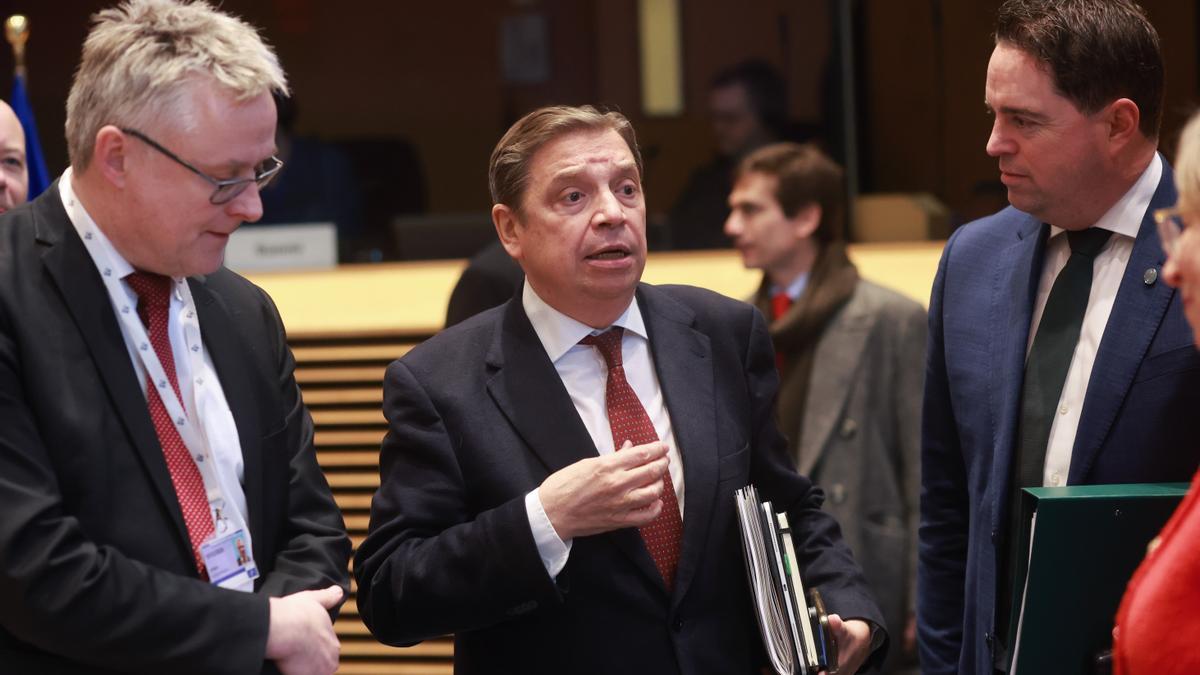 El ministro de Agricultura, Luis Planas, junto al ministro danés de Alimentación, Agricultura y Pesca, Jacob Jensen, y el ministro irlandés de Agricultura, Pesca, Alimentación y Marina, Martin Heydon, en Bruselas, Bélgica, el 7 de enero de 2026.