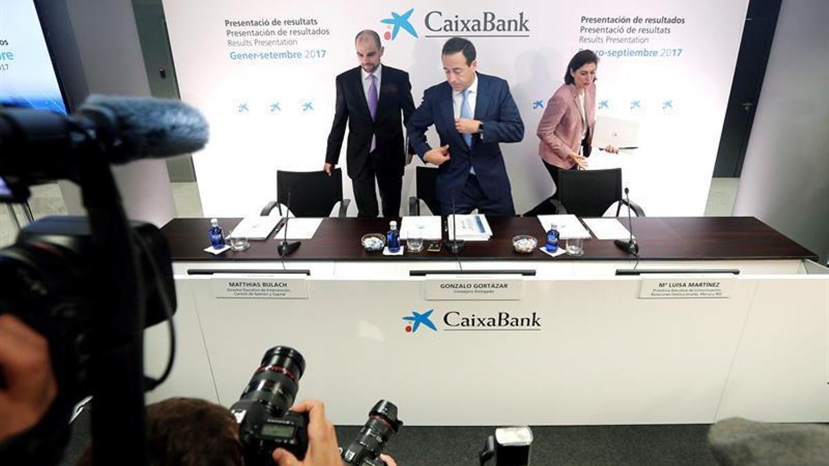 El consejero delegado de CaixaBank, Gonzalo Cortázar (centro).