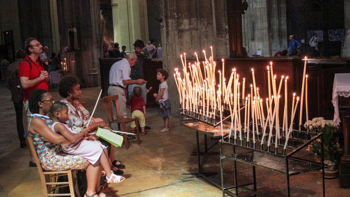 Feligreses en la basílica de San Miguel, en Burdeos.