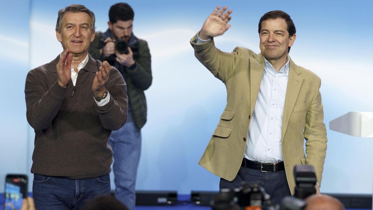 El presidente nacional del partido Popular, Alberto Núñez Feijóo (i), y el candidato de esta formación a la reelección como presidente de la Junta de Castilla y León, Alfonso Fernández Mañueco (d), protagonizan un acto público en Ávila, en el marco de la campaña electoral de Castilla y León.