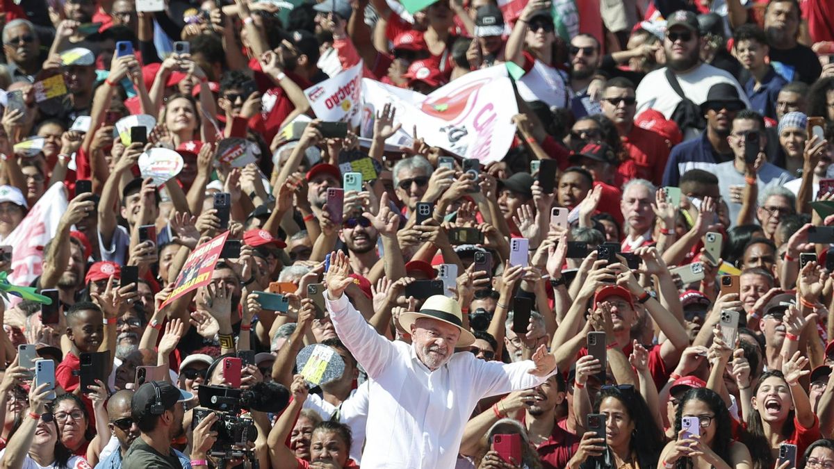 El presidente de Brasil, Luiz Inácio Lula da Silva, saluda a su llegada al lanzamiento de campaña para su reelección.