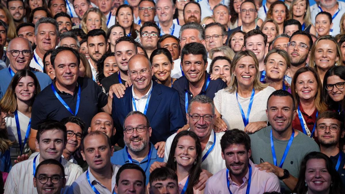 Mazón sobrevive al congreso del PP entre aplausos de su partido y abucheos en València