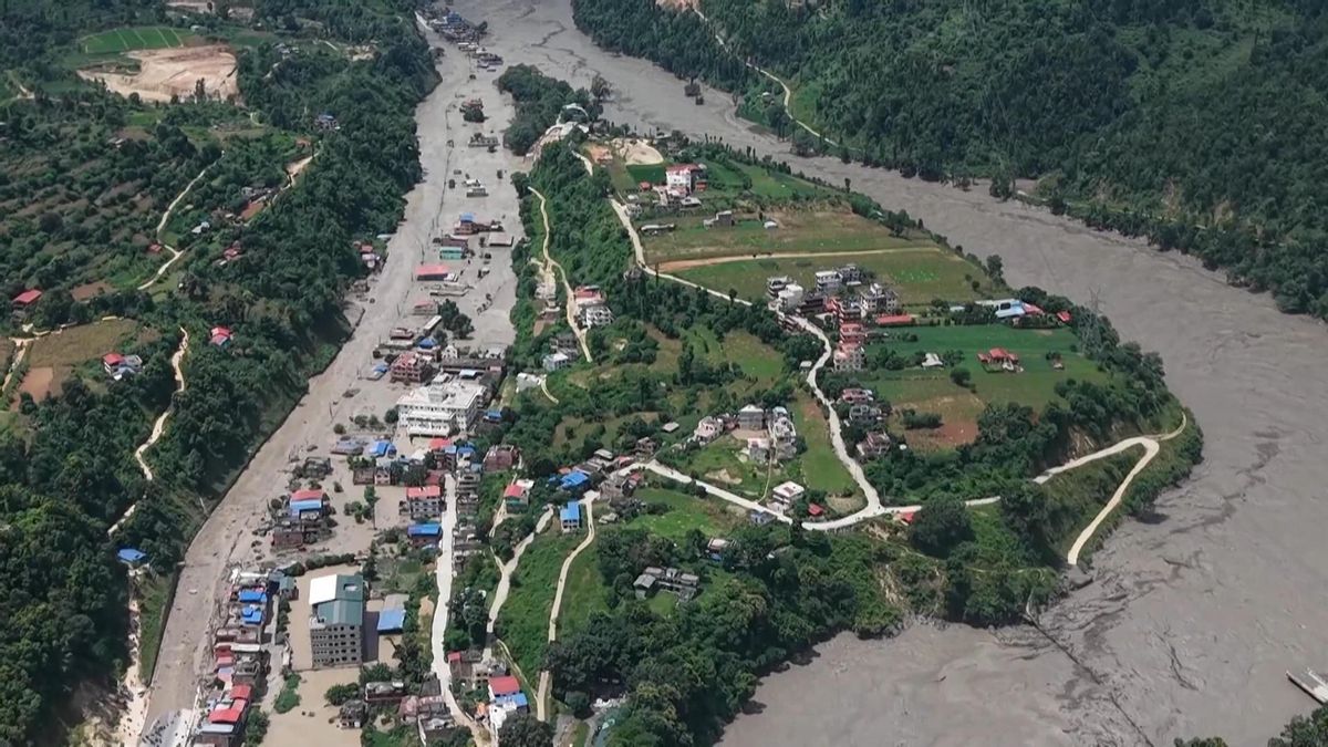 Captura de vídeos de la cadena china de televisión CCTV que muestra vistas aéreas tras el impacto de la riada en la región de Rasuwa (Nepal).