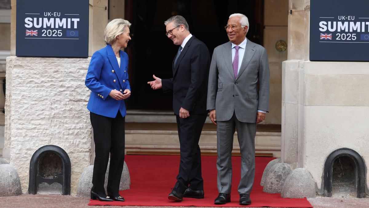 Ursula von der Leyen, Keir Starmer y Antonio Costa posan ante los medios antes de la cumbre UE-Reino Unido en Lancaster House, Londres.