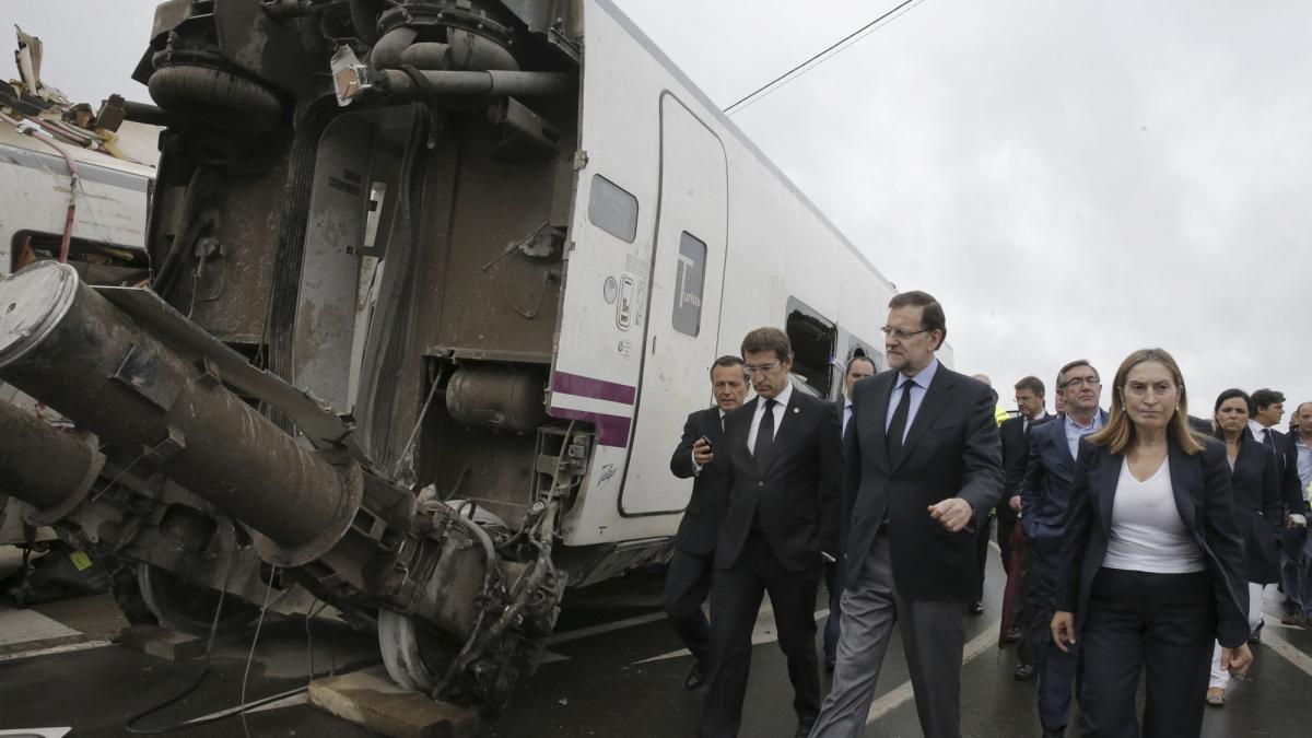 Rajoy, Feijóo, la entonces ministra Ana Pastor y otros cargos, visitando Angrois tras el accidente en julio de 2013.