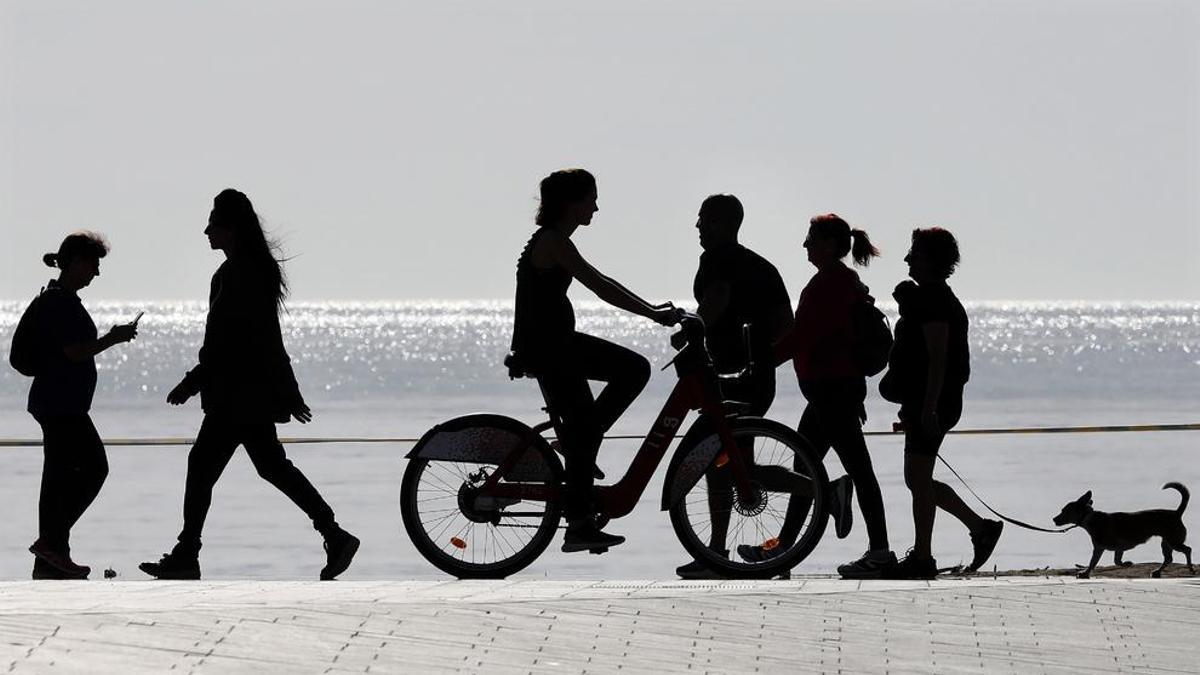 Cientos de barceloneses salieron este domingo. a correr o en bicicleta por el paseo de la playa de la Barceloneta.