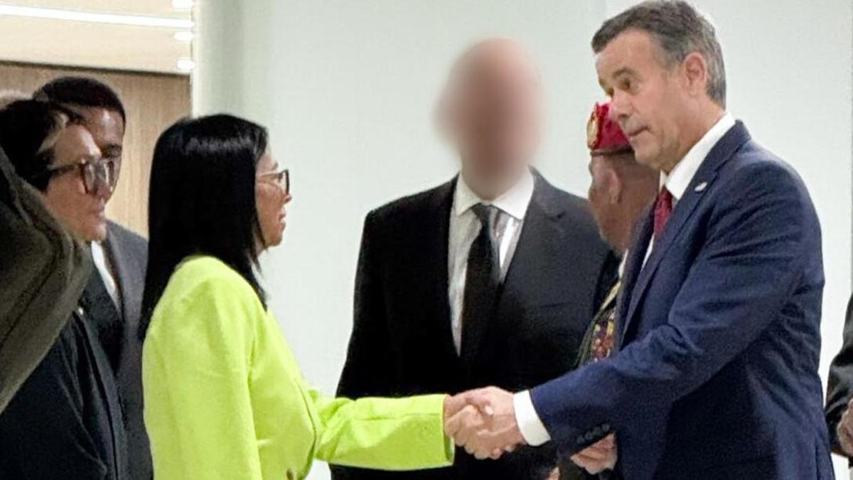 El director de la CIA, John Ratcliffe, saludando a la presidenta encargada de Venezuela, Delcy Rodríguez.