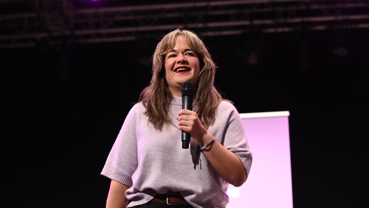 La candidata de Podemos a la Presidencia de Aragón, María Goikoetxea, durante un acto de campaña electoral.
