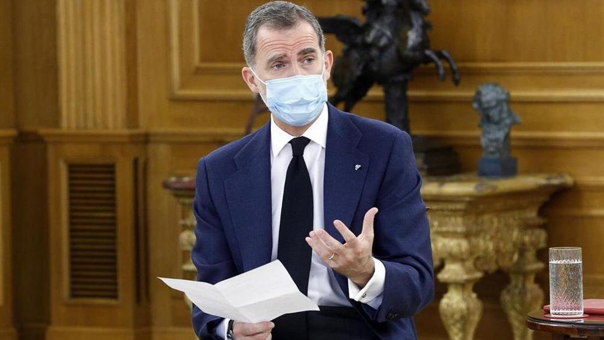 Felipe VI con el botón de la condecoración de la Real Orden de Carlos III en la solapa, en una reunión con jóvenes talentos españoles en el Palacio de la Zarzuela.