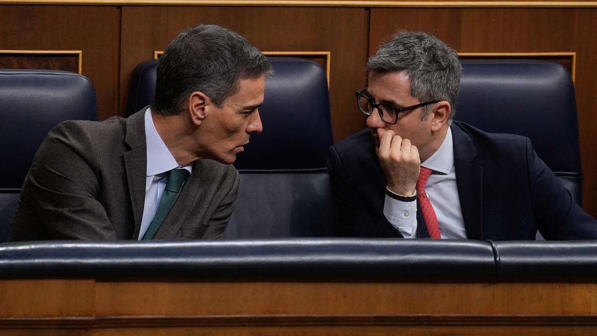 El presidente del Gobierno, Pedro Sánchez, y el ministro de la Presidencia, Félix Bolaños, durante el pleno en el que se votaba la subida de las pensiones.