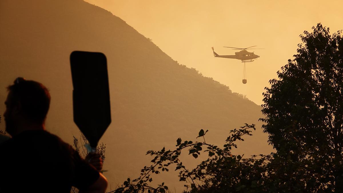 Un helicóptero de extinción, a 21 de agosto de 2025, en Anllarinos del Sil, León, Castilla y León.