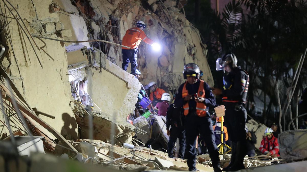 Rescatistas entre los escombros de uno de los edificios derrumbados por el terremoto