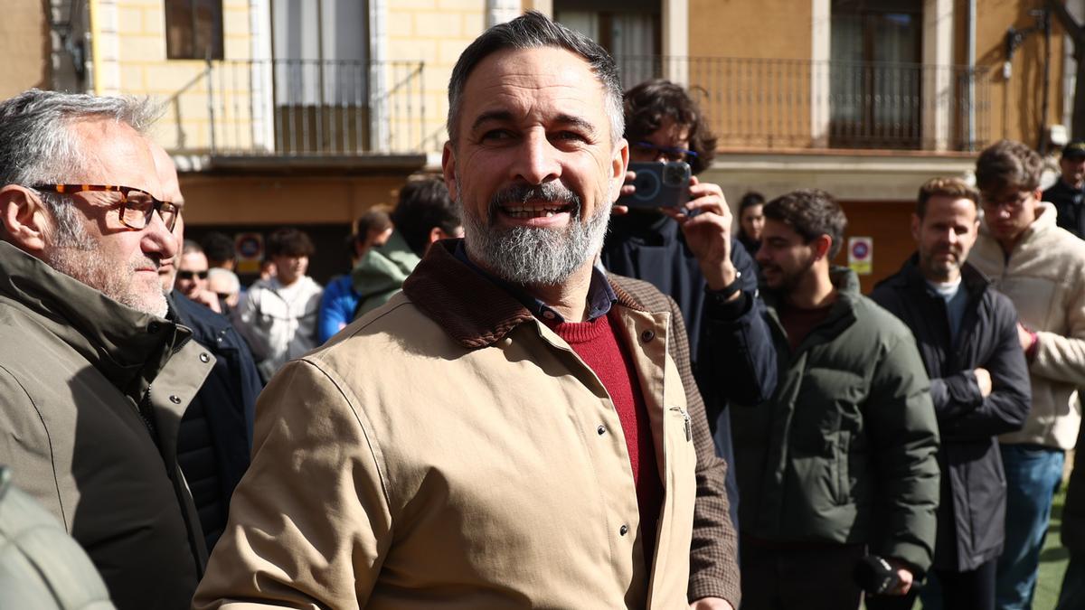 El presidente de Vox, Santiago Abascal, atiende a los medios de comunicación tras un acto electoral.