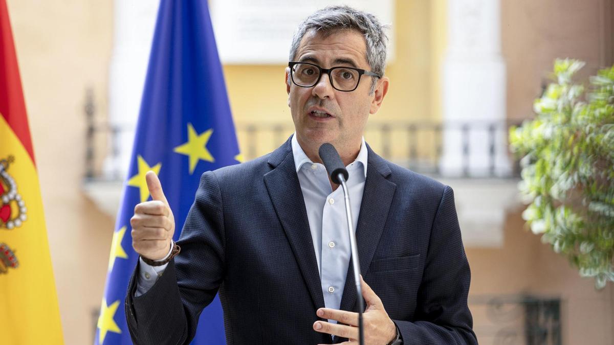 El ministro de la Presidencia, Justicia y Relaciones con las Cortes,Félix Bolaños, atiende a los medios de comunicación tras su reunión con la presidenta del Consejo General del Notariado, Concepción Barrio.