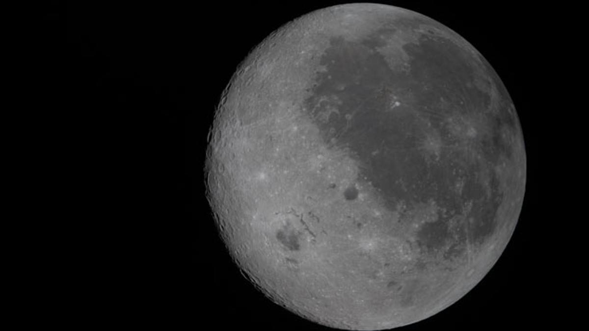 Fotografía de la Luna de la cápsula Orión de la misión Artemis II de la NASA.