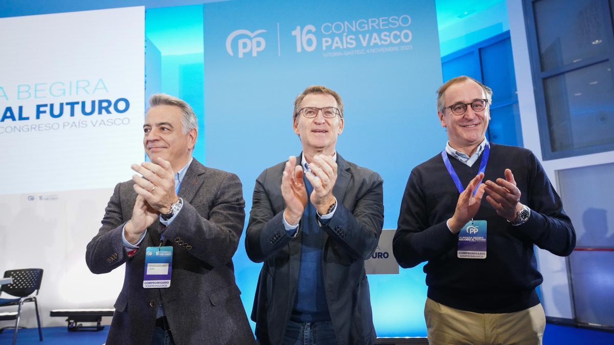 El presidente vasco, Javier de Andrés, junto al líder del PP, Alberto Núñez Feijóo y el exministro Alfonso Alonso