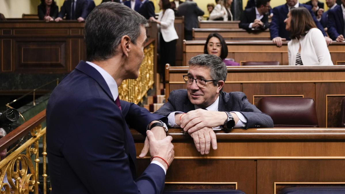 Pedro Sánchez charla con Patxi López en el Pleno del Congreso.