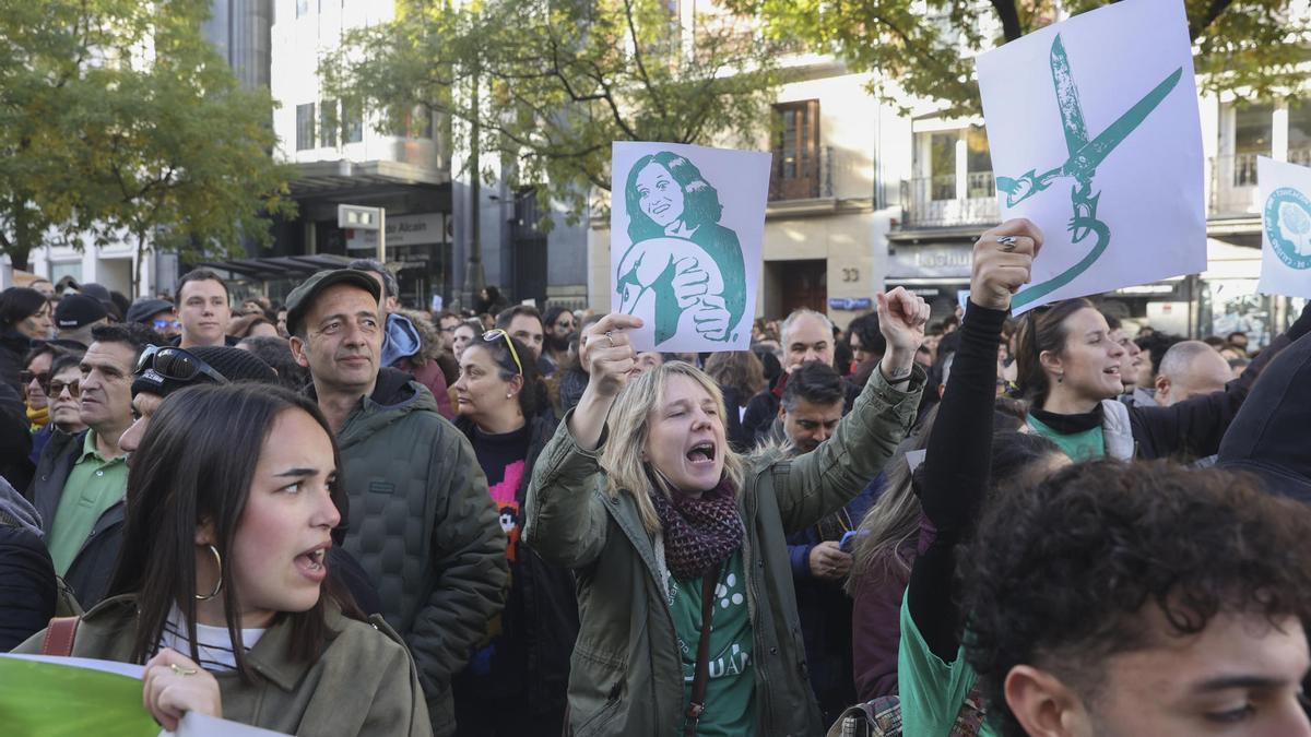 Las universidades públicas de Madrid sacan las clases a la calle para protestar por la falta de financiación