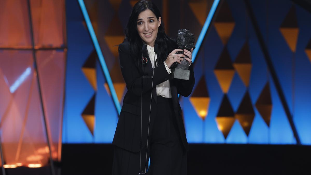 La realizadora Alauda Ruiz de Arzua gana el Goya a mejor dirección por su película ´Los Domingos´ durante los Premios Goya en su 40 edición, este sábado en el Auditorio Fórum CCIB de Barcelona.