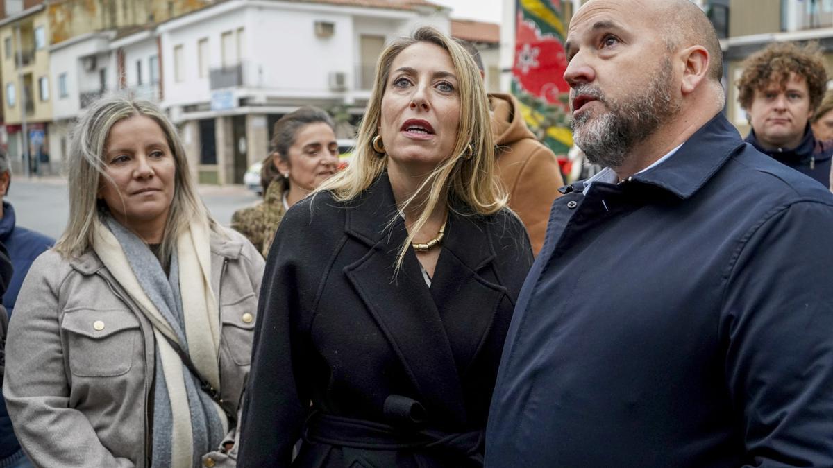 La presidenta de la Junta de Extremadura, María Guardiola, en Talayuela (Cáceres).