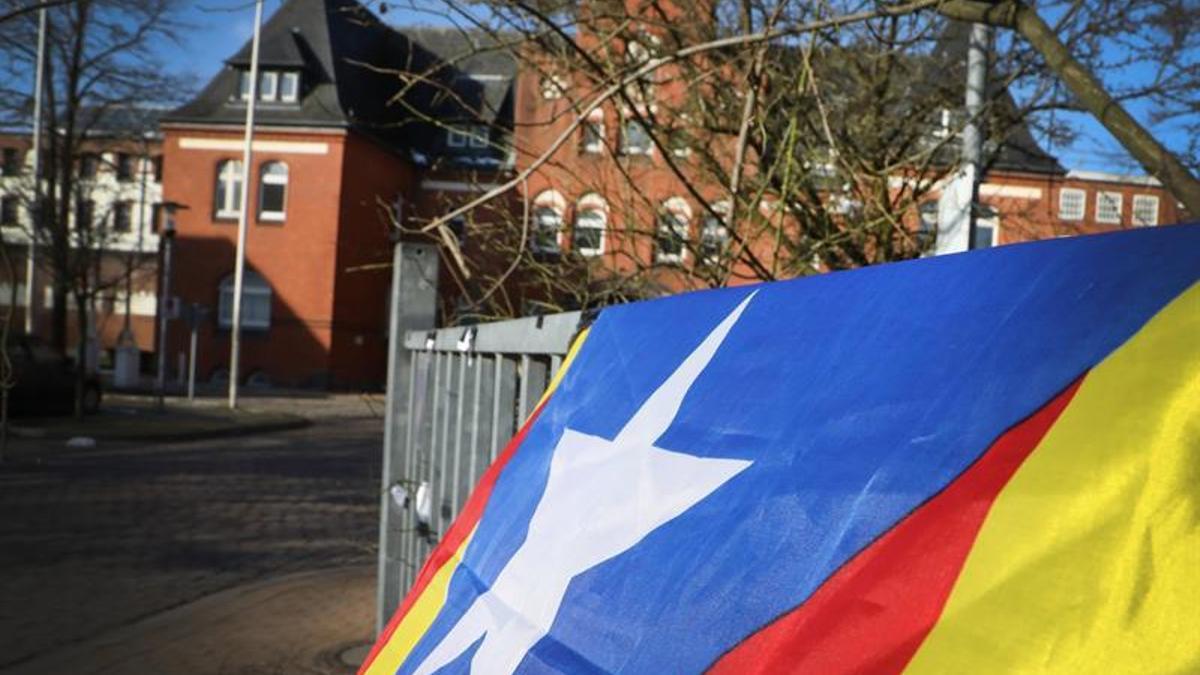 Una estelada colocada en una verja delante de la prisión de Neumünster (Alemania).