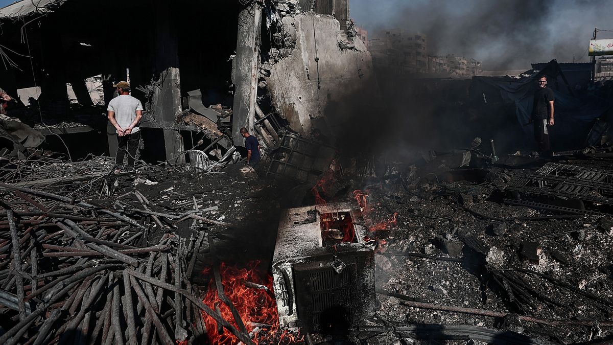 Palestinos inspeccionan los daños tras un ataque aéreo israelí en Gaza.