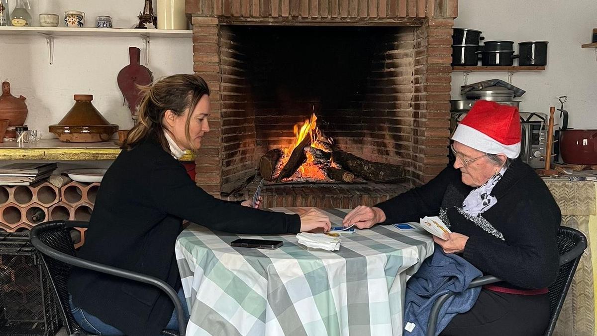 Pilar Alegría junto a su madre