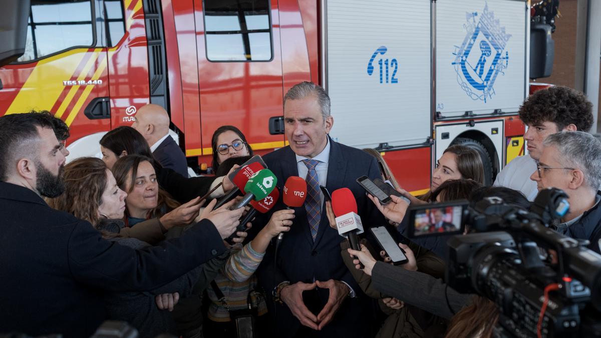 El portavoz de Vox en el Ayuntamiento de Madrid, Javier Ortega Smith, atiende a los medios de comunicación.