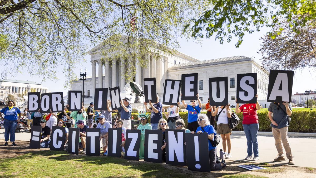 Los manifestantes se concentran frente al Tribunal Supremo de EEUU