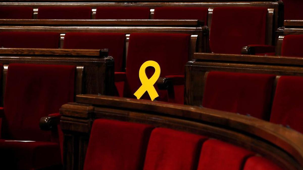 Vista del escaño del presidente de ERC, Oriol Junqueras, adornado con un lazo amarillo.