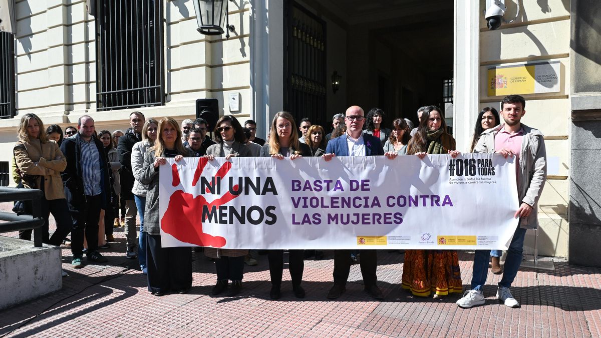 El delegado del Gobierno, junto a varias personas durante un minuto de silencio por el feminicidio por violencia de género de una mujer en la provincia de Zaragoza