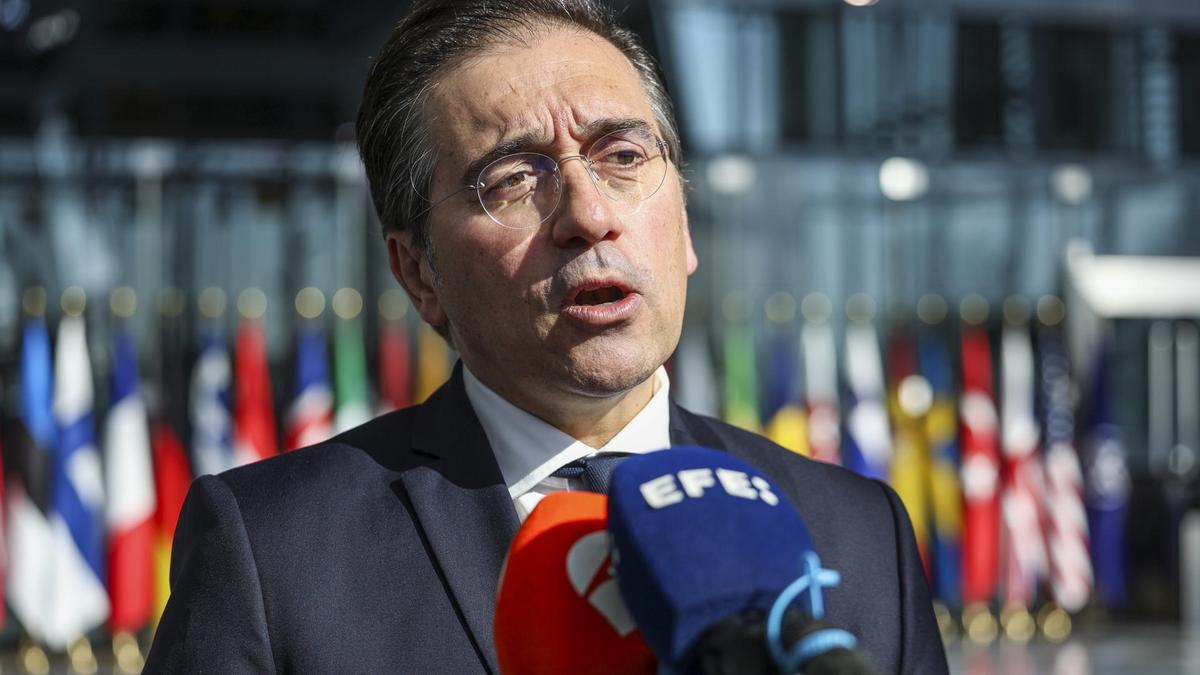 El ministro de Exteriores español, José Manuel Albares, atiende a los medios a su llegada a la reunión de Ministros de la OTAN celebrada este jueves en Bruselas.