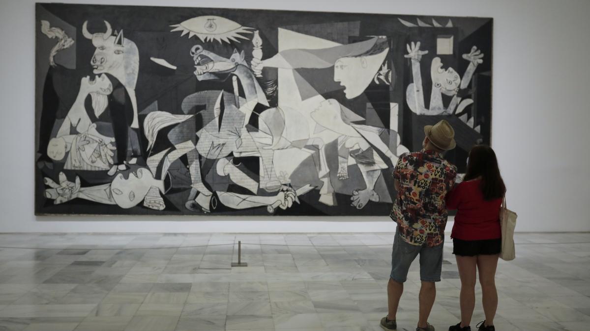 Visitantes admiran el 'Guernica' en el Museo Reina Sofía.