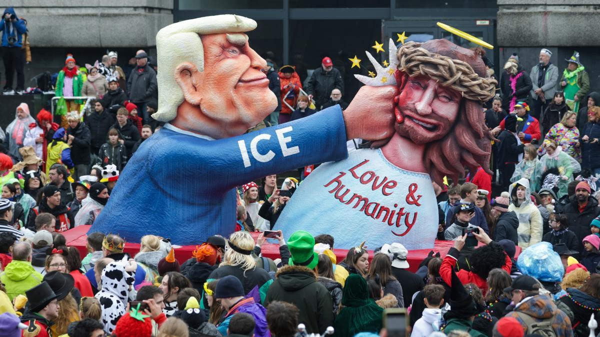 Una carroza de carnaval titulada «Trump ICE», que representa al presidente estadounidense Donald Trump, participa en el desfile del Lunes de Carnaval en Düsseldorf, Alemania, el 16 de febrero de 2025.