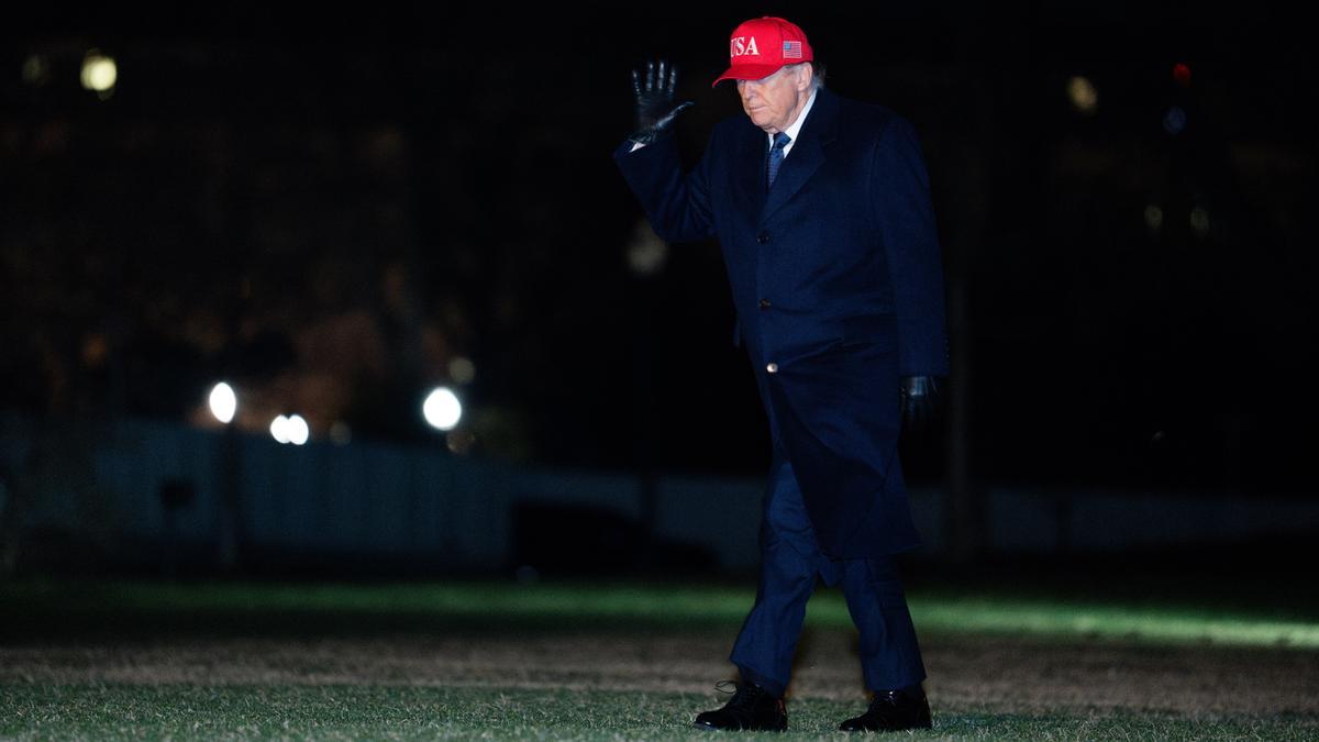 El presidente de los Estados Unidos, Donald J. Trump, regresa a la Casa Blanca en Washington, D.C., EEUU, el 1 de marzo de 2026.