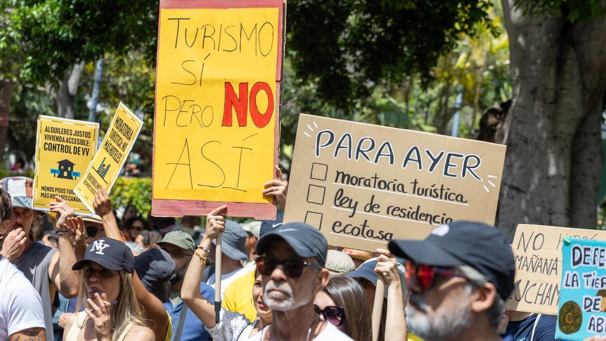 Varias personas durante una manifestación contra el turismo masivo en Santa Cruz de Tenerife.