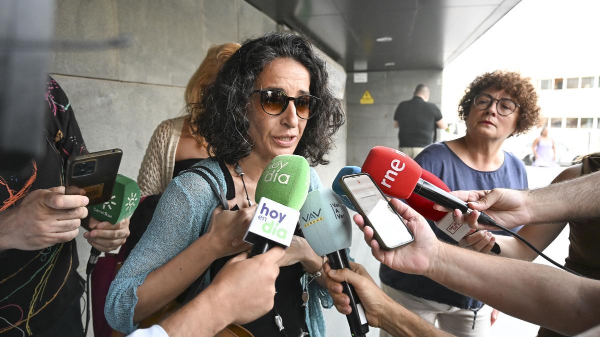 La madre de Gabriel, Patricia Ramírez, atiende este miércoles a los medios a su llegada para declarar, en calidad de perjudicada, ante un juzgado de instrucción de Almería