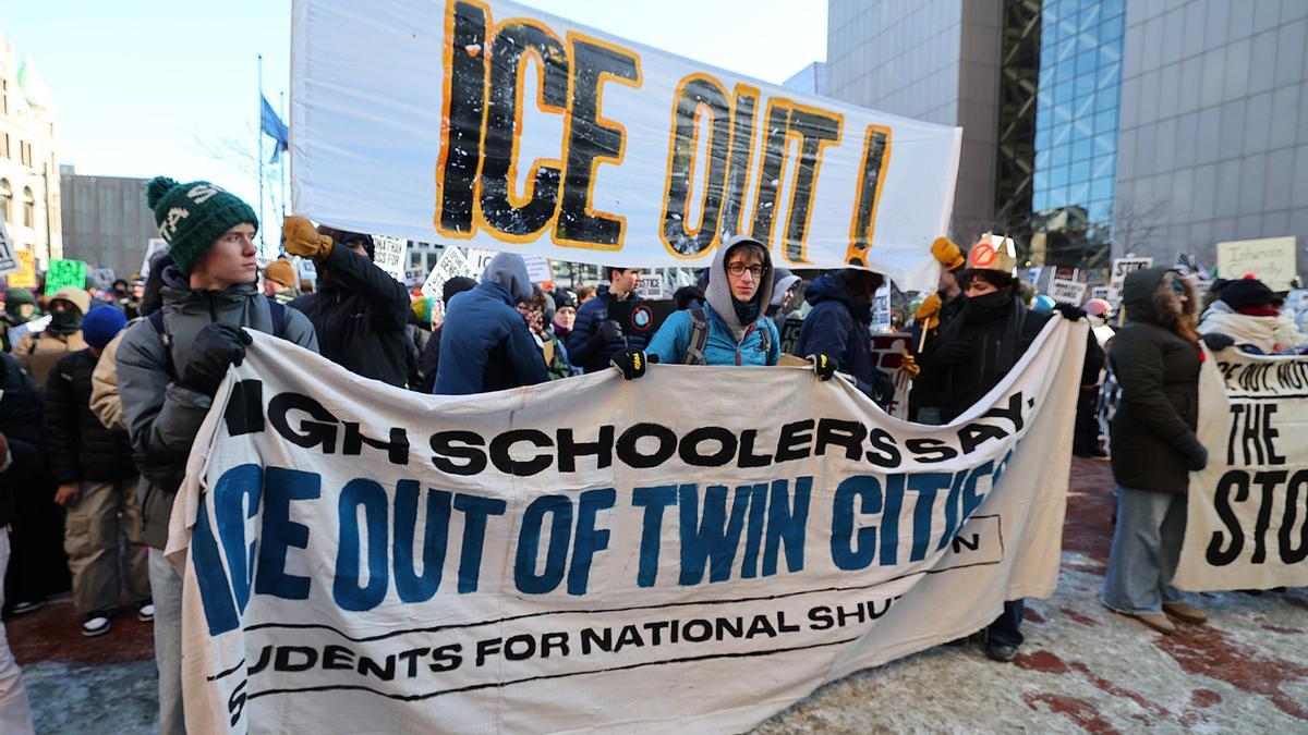 Personas realizan marcha contra ICE en Mineápolis