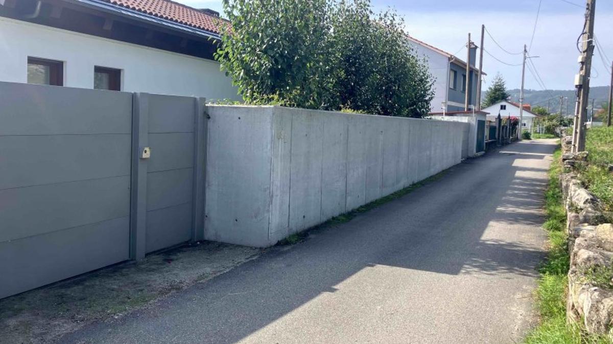 Muro permitido "por seguridad" a Feijóo en su antiguo chalé de Moaña que ahora la justicia obliga a eliminar.