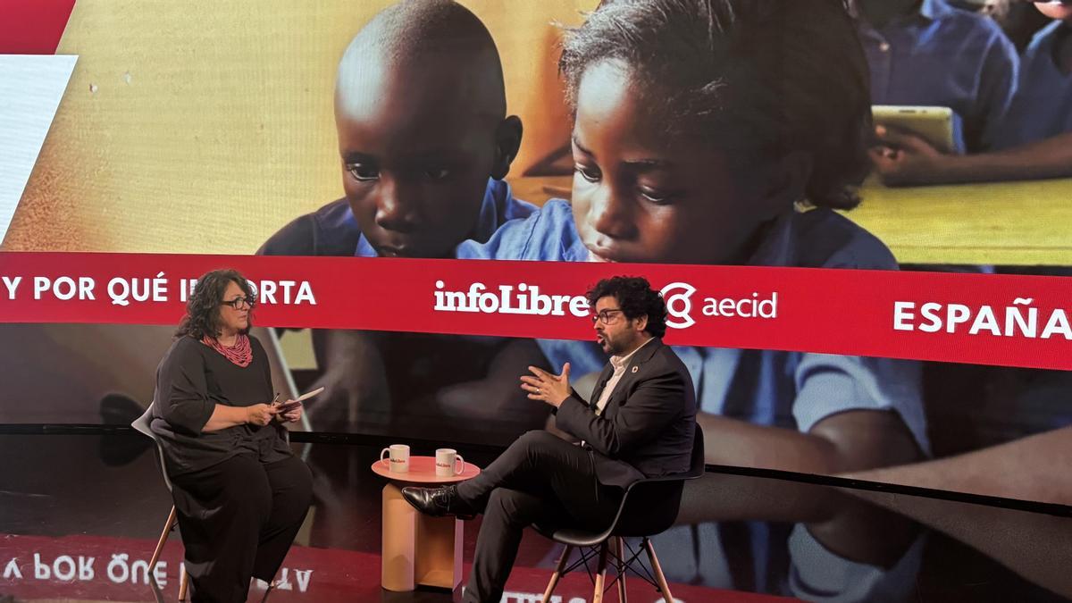 El director de la AECID Antón Leis conversa con Virginia P. Alonso, directora de infoLibre, en un Foro infoLibre.