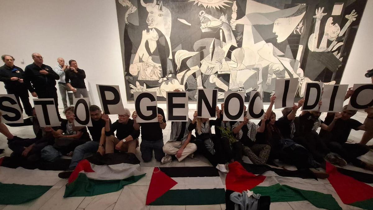 Una protesta pro Palestina obliga a desalojar la sala del 'Guernica' del Museo Reina Sofía