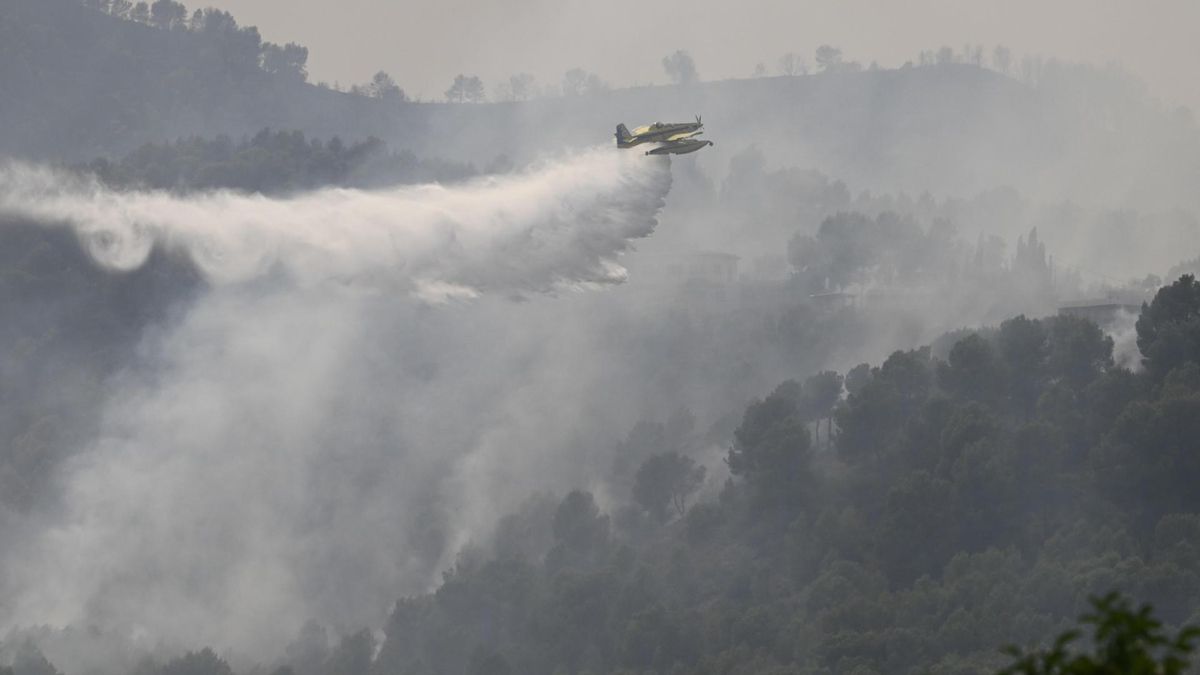 Trabajos de extinción en el incendio del Vall d'Uixó (Castellón).
