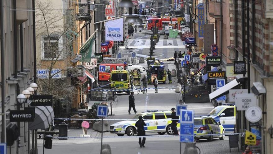 Miembros de los servicios de emergencia y la policía en el lugar donde un camión ha atropellado a varias personas en Estocolmo.