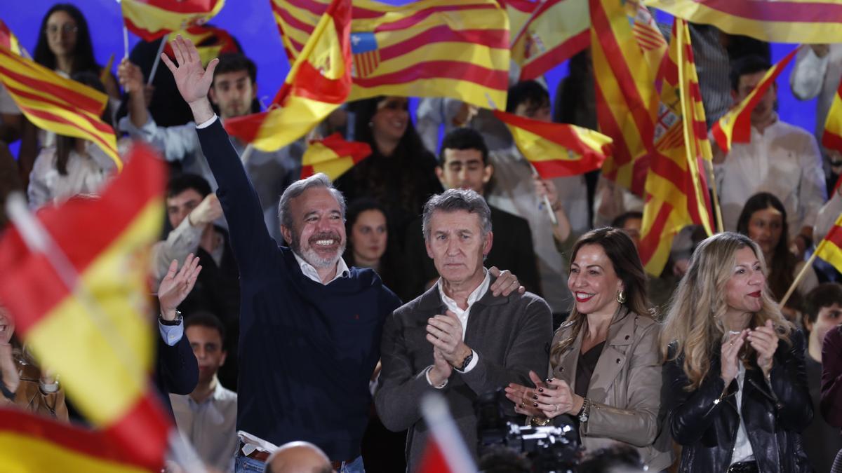 El presidente del Partido Popular, Alberto Núñez Feijóo (c), el candidato Jorge Azcón (2i) y la alcaldesa de Zaragoza, Natalia Chueca (2d) durante el acto de fin de campaña electoral del PP de cara a las elecciones en Aragón, este viernes en Zaragoza.