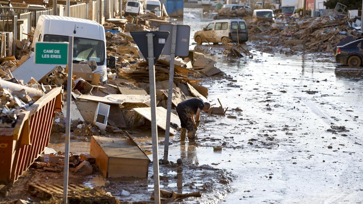 Una persona trabaja en el polígono de Catarroja durante la dana.