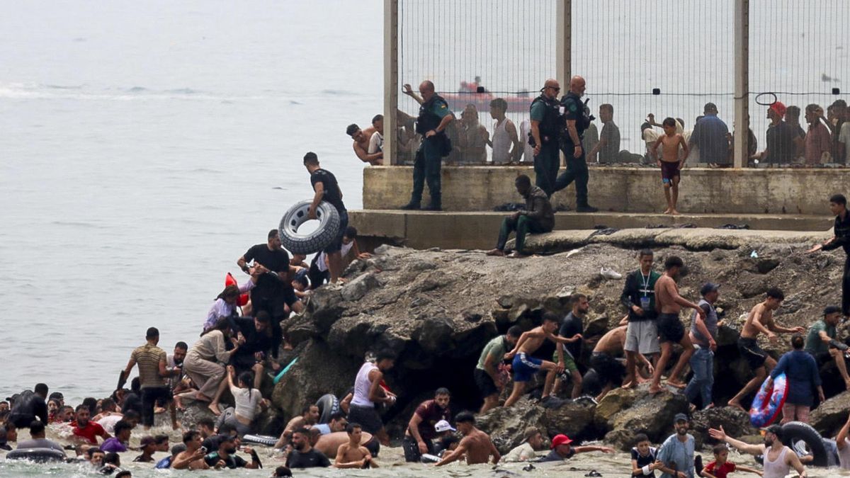 Se reactiva la entrada de miles personas desde Marruecos a Ceuta por el espigón