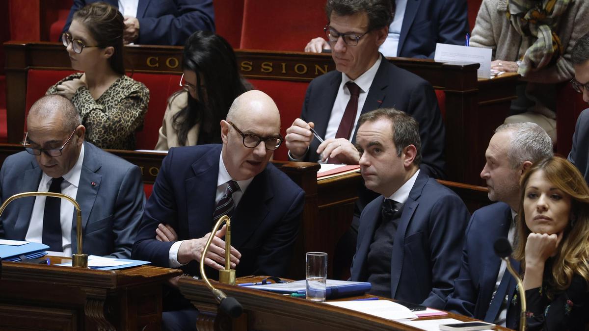 El primer ministro francés, Sebastien Lecornu, habla con su ministro de Economía, Roland Lescure, durante la votación.