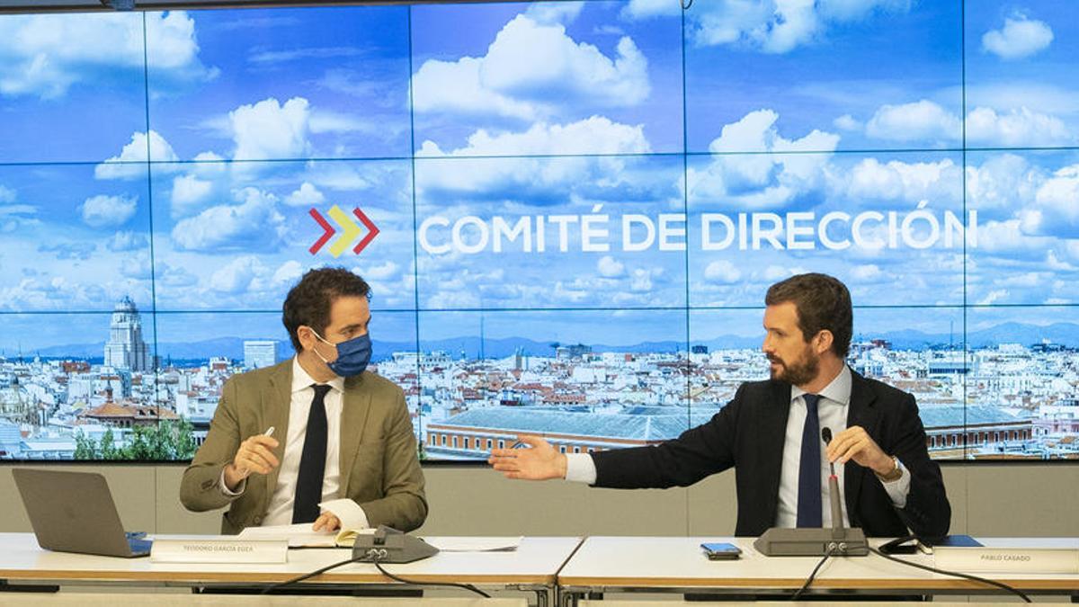 Teodoro García Egea y Pablo Casado durante la reunión del Comité Directivo del PP.