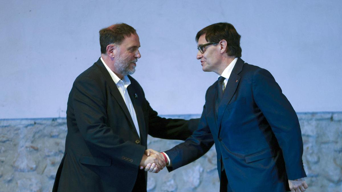 Oriol Junqueras y Salvador Illa se saludan en el acto de impulso de la Línea Orbital Ferroviaria
