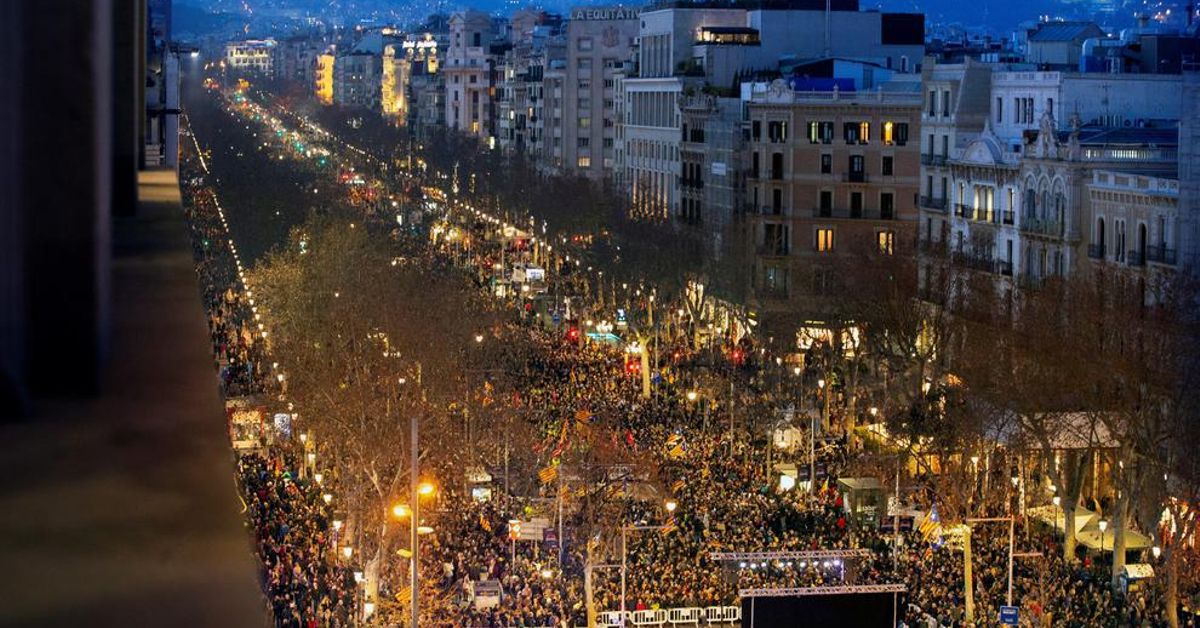 Miles de personas se manifiestan en Barcelona contra el juicio del 1-O
